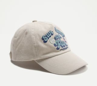 Kids El Corte Inglés Gorra letras de niño por 4.79€.