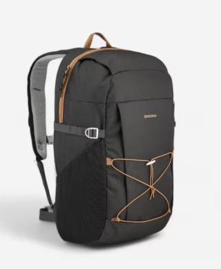 Mochila de montaña y senderismo 30L Quechua NH100. Equipaje de mano por 13.99€