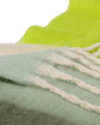 Damessjaal 214x35 geblokt voor €10 bij de Hema