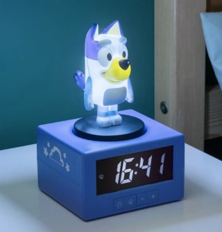 Despertador infantil Bluey o Peppa Pig con Luz Nocturna y canción por 11,99€ en Lidl