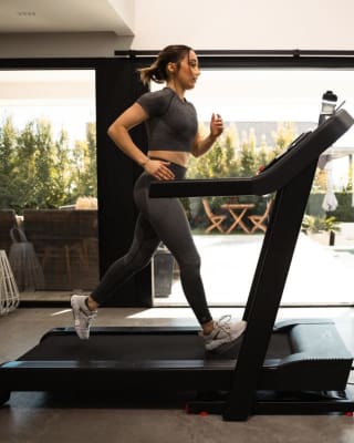 Tapis de course pliable et inclinable 18 km/h T900D pour 698,99€ chez Decathlon