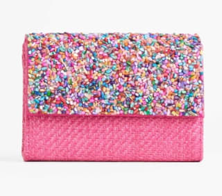 Bolso Clutch rafia con pedrería por 9.99€.