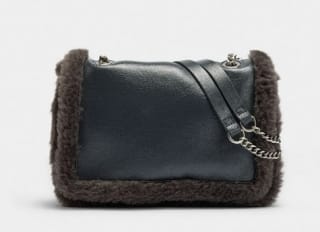 Bolso de hombro bordes efecto pelo por 7.99€.