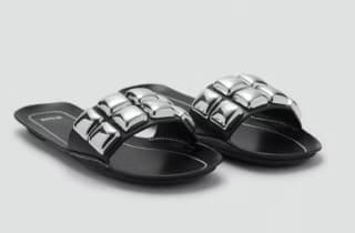 Sandalia piel maxi tachuelas por 8.99€