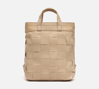 Mochila trenzada beige por 15€.