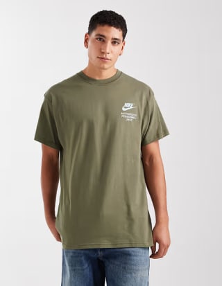 Camiseta Nike caqui estampado espalda por 9,60€