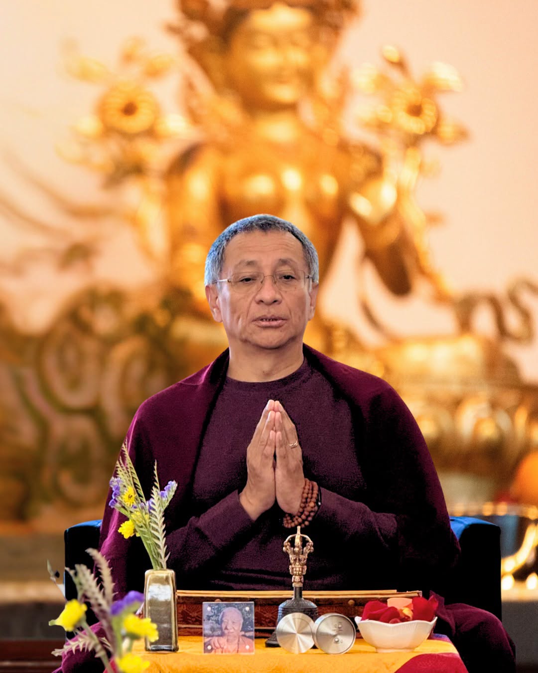 仁波切合掌祈願