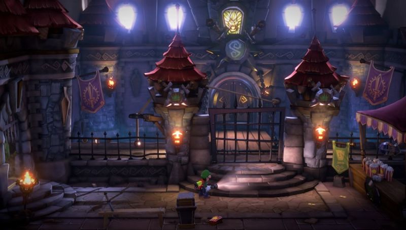 Luigi standing outside a castle gate in Luigi's Mansion 3