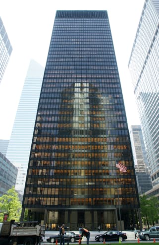 Mies van der Rohe, Seagram Building, 375 Park Avenue, New York: Wikipedia, photo by Noroton