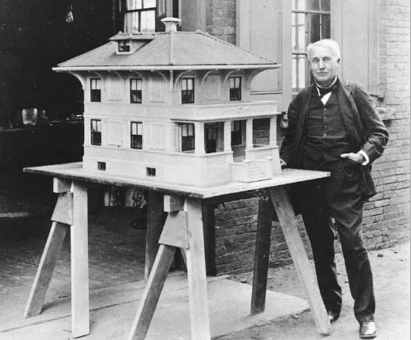 Thomas Edison with a model of his concrete house: Wikipedia, public domain