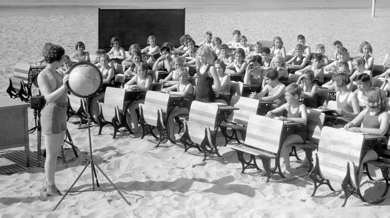 A geography class on the beach: photo from messynessychic.com