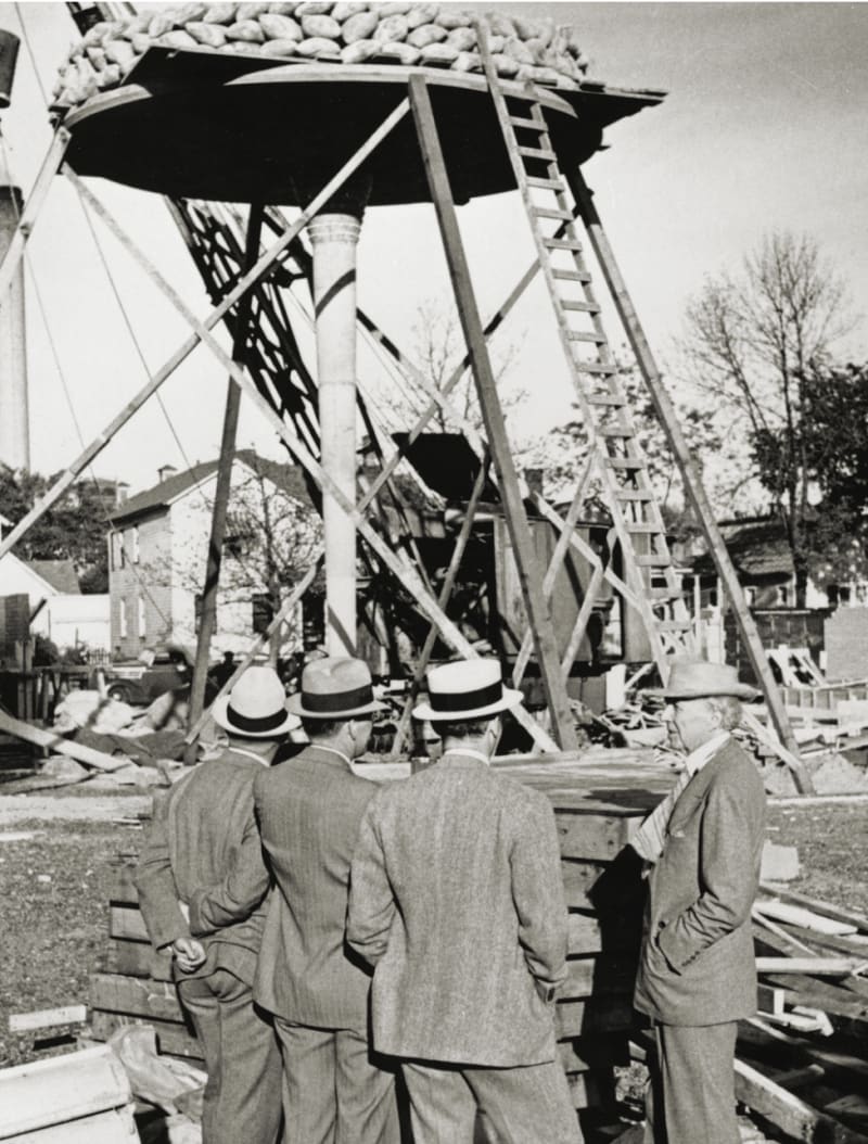 Test loading of a 'lily pad column' for the Administration Building. Wright is at the right. Photo: S C Johnson Company