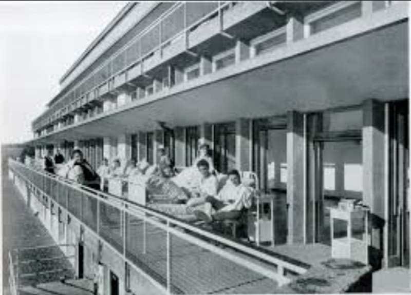 Sanatorium at Waiblingen near Stuttgart, designed by Richard Döcker as a Terrassenbau, and completed in 1928