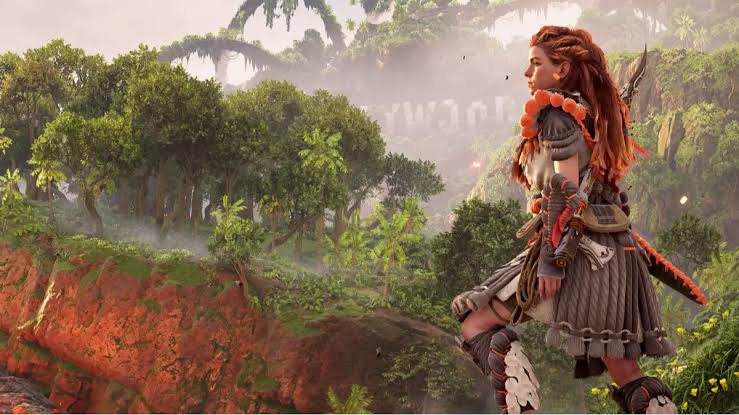 Aloy, protagonista da franquia Horizon, observando o horizonte com máquinas ao fundo