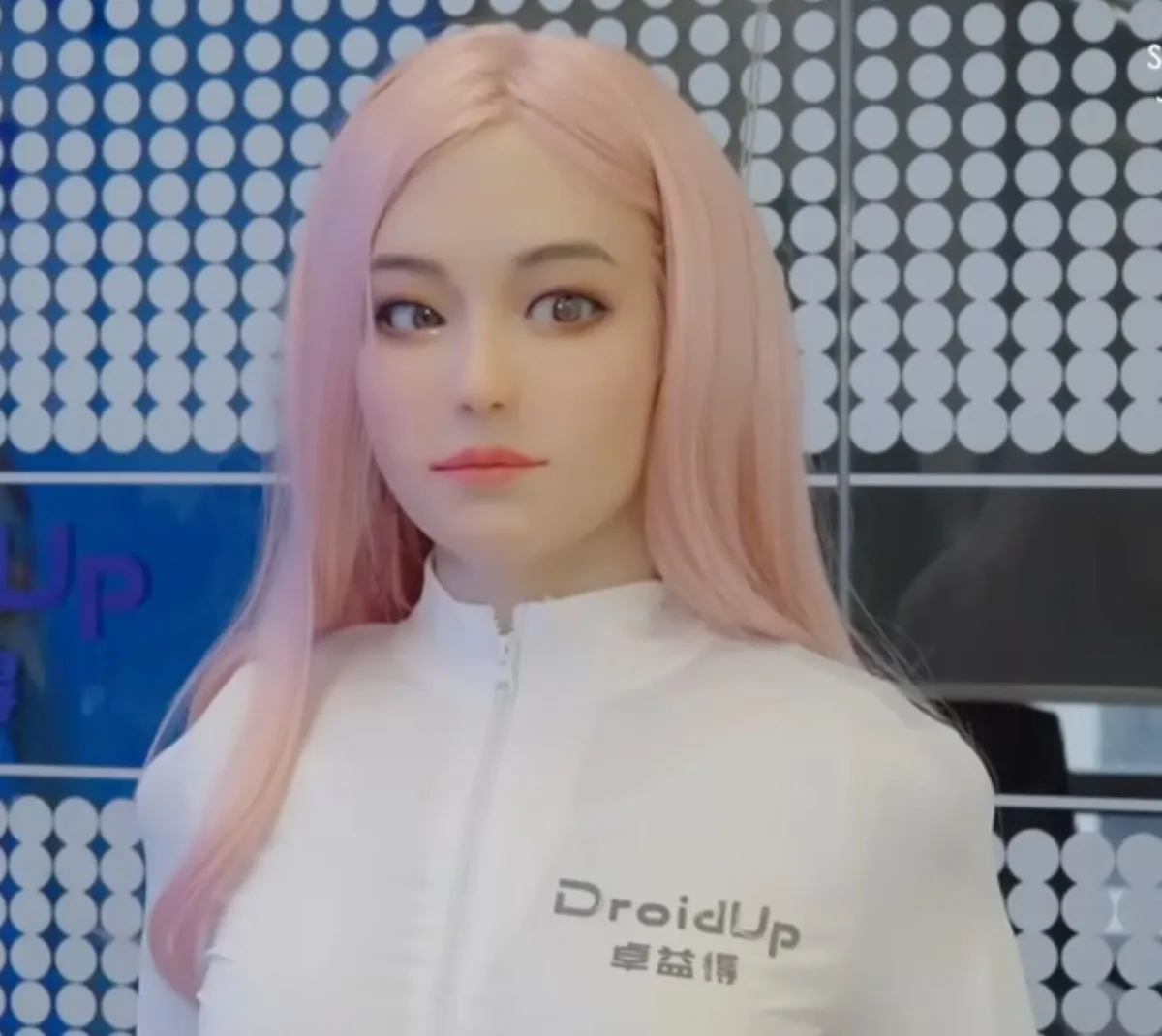 Robô humanoide da Realbotix conversando com visitantes em uma feira de tecnologia