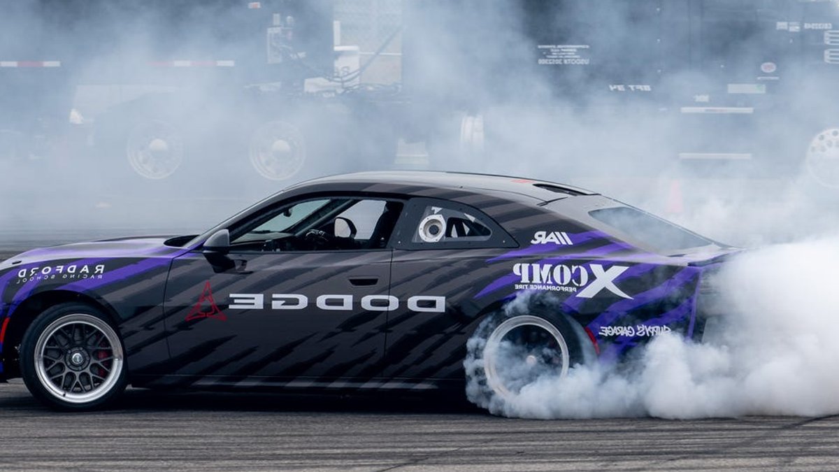 Dodge Chargers get 750 HP manual drift upgrade - dodge charger drift