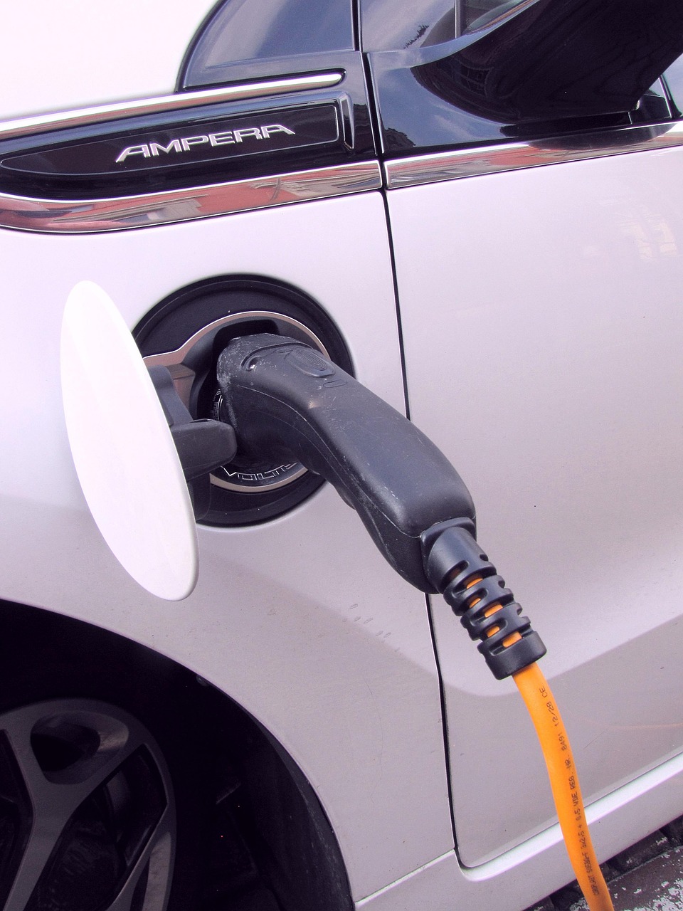 Automakers Unveil 2025 Plug-in Hybrids