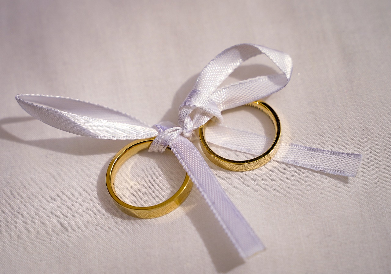 The Victorian Entwined Ring: A Romantic and Symbolic Design