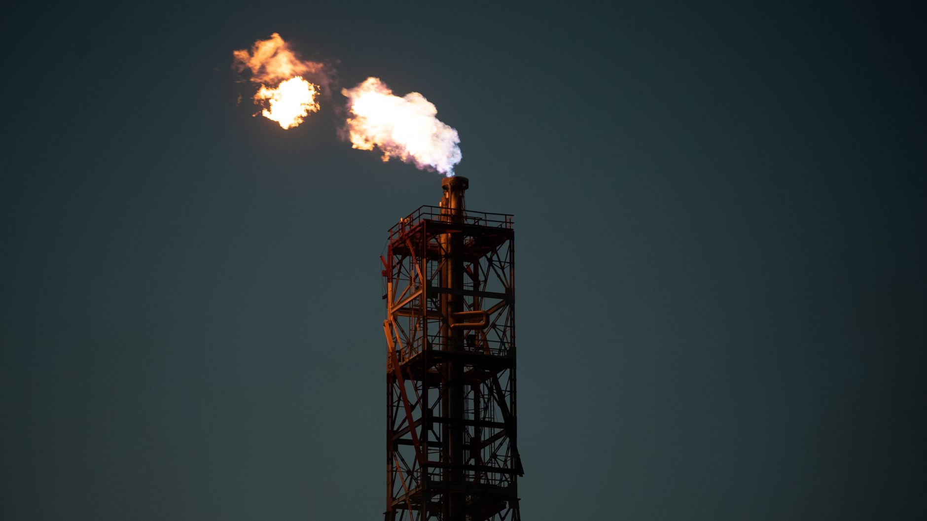 Oil Surges 12 Percent on Renewed War Fears