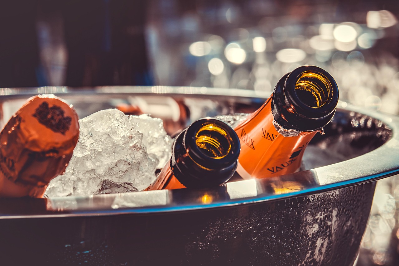 How can you organise a fantastic birthday pool party?
