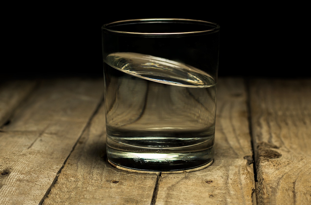6 Ways to Add a Tasty Flavour to Drinking Water