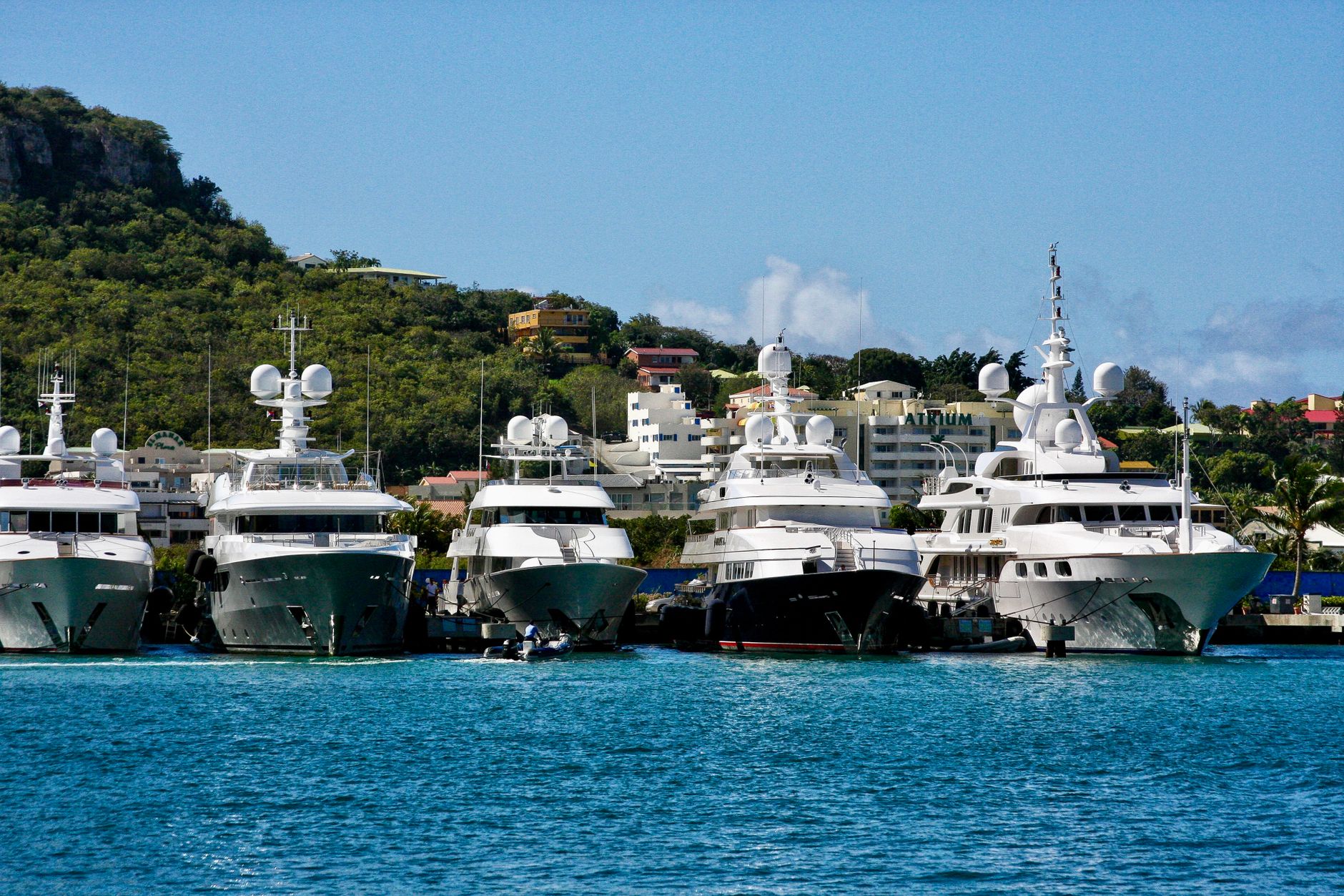 How Much Commission Does a Yacht Broker Make?