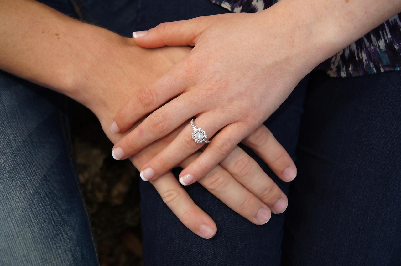Gemstone Promise Rings: A Symbol of Commitment Wrapped in Colour