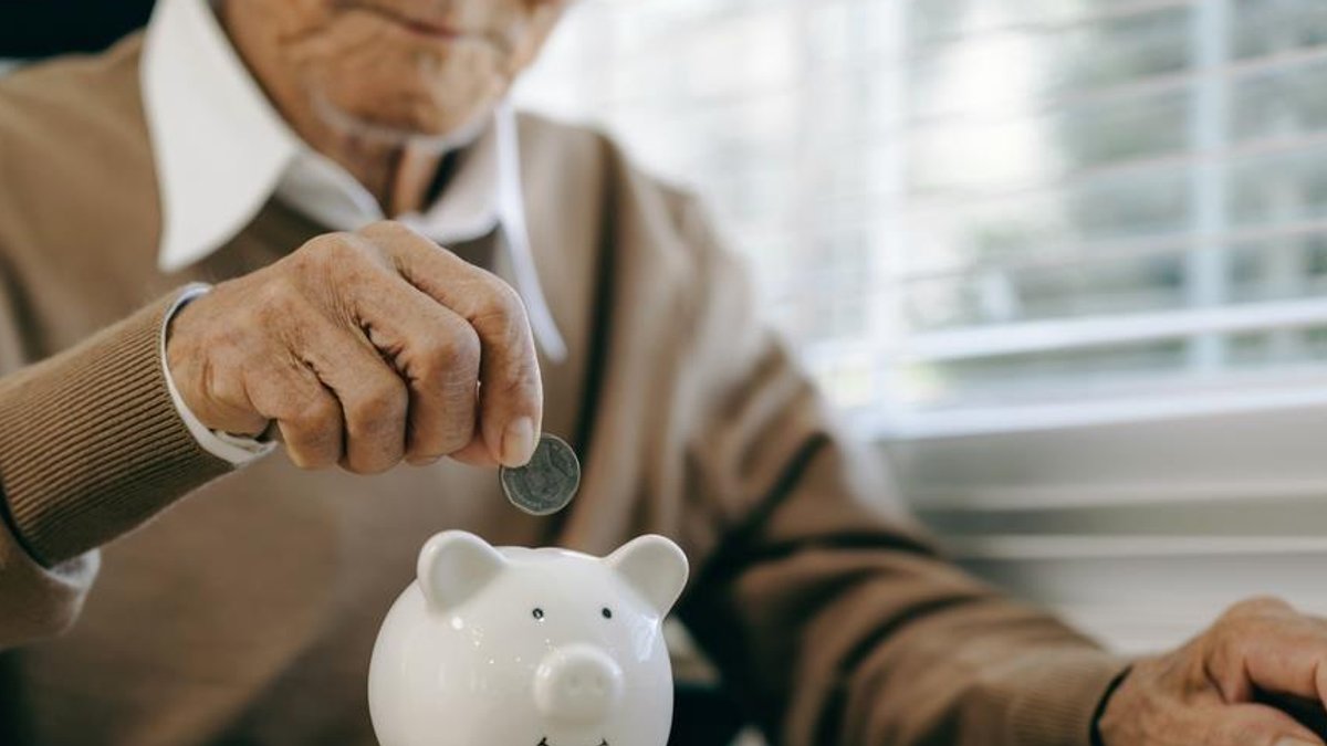 Single pensioners drive rise in retirement poverty report - single pensioners