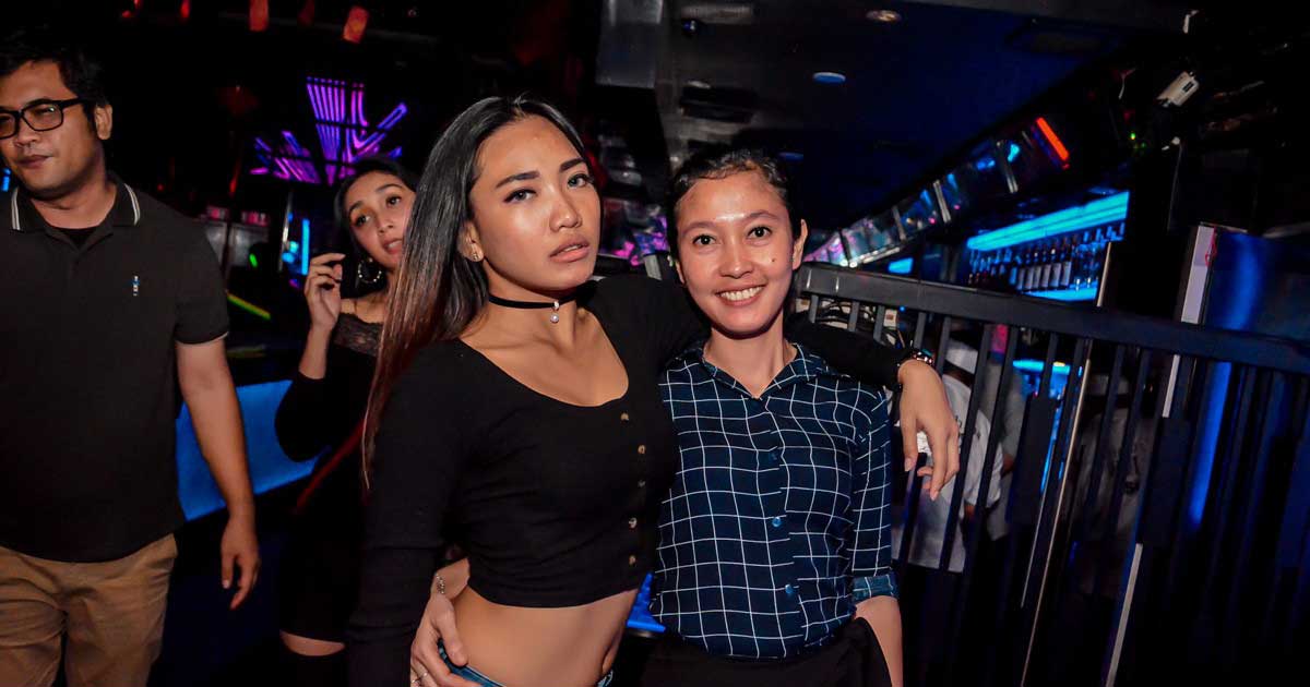 Wanita sexy sedang dugem di klub malam 2