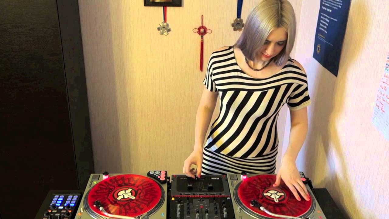 DJ Eliza May Perempuan Asal Rusia Yang Jago Mengolah Musik