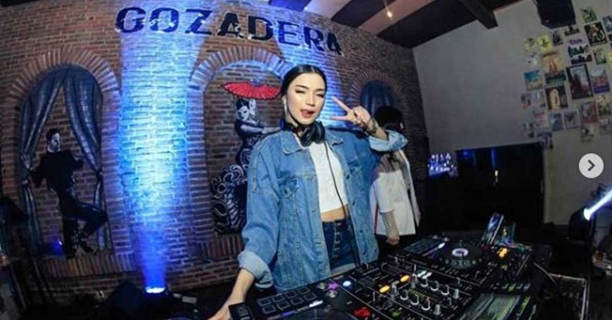 DJ Rineez Devi Berpenampilan Seksi Dan Elegan