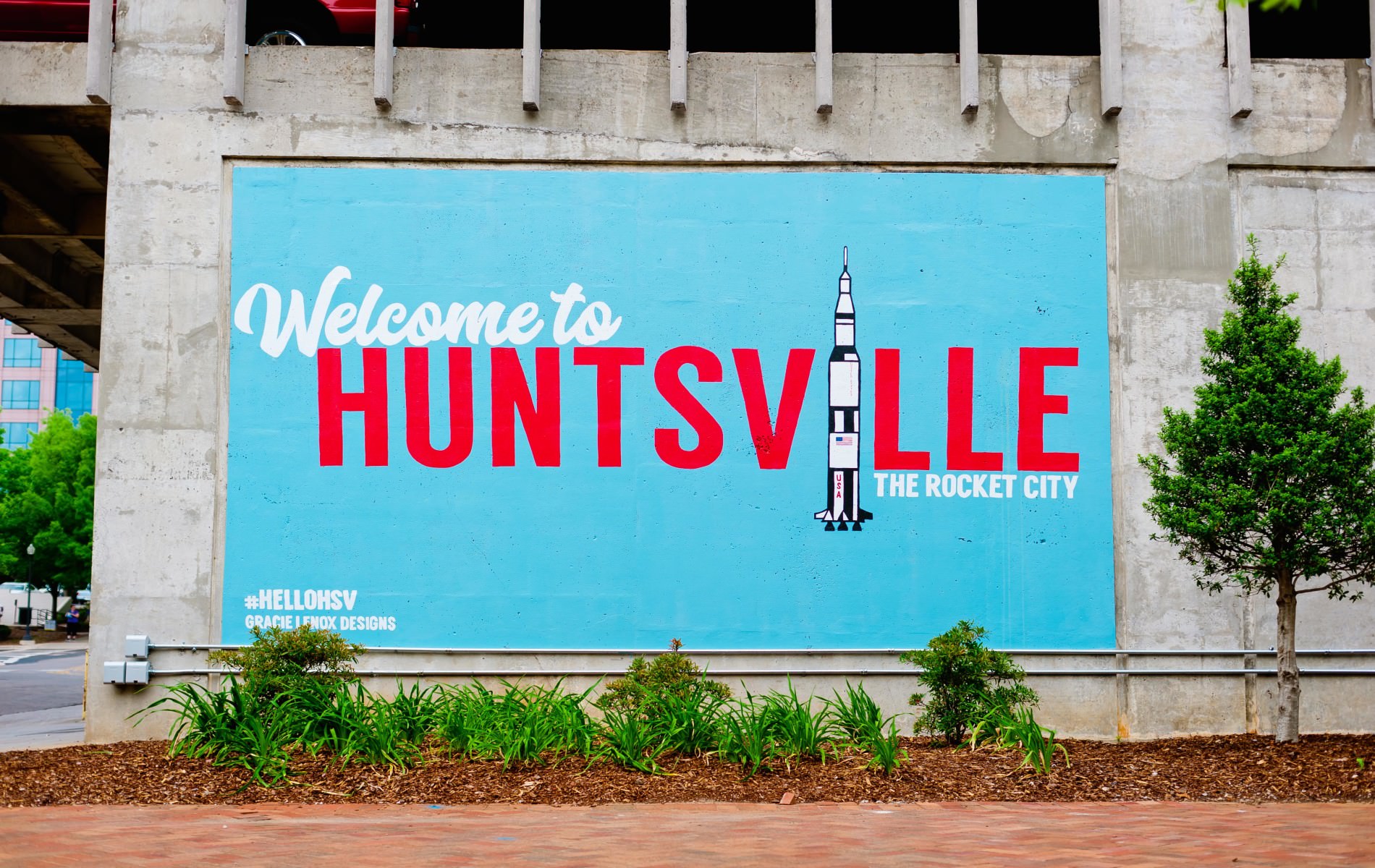 Un mural con la leyenda Bienvenidos a Huntsville, la ciudad de los cohetes