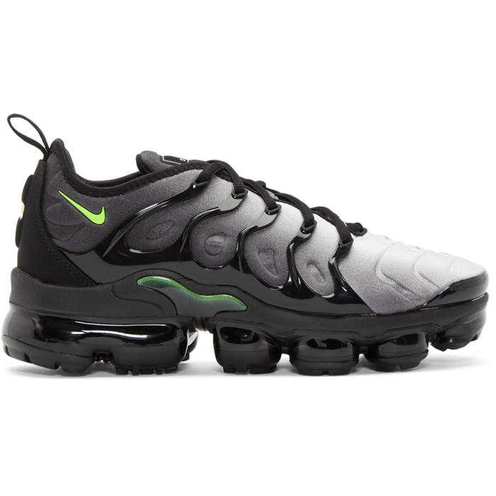 NIKE NIKE BLACK AND WHITE AIR VAPORMAX PLUS SNEAKERS,924453