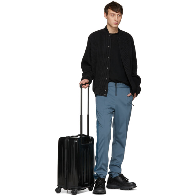 Black V3 International Expandable Carry-On Suitcase展示图