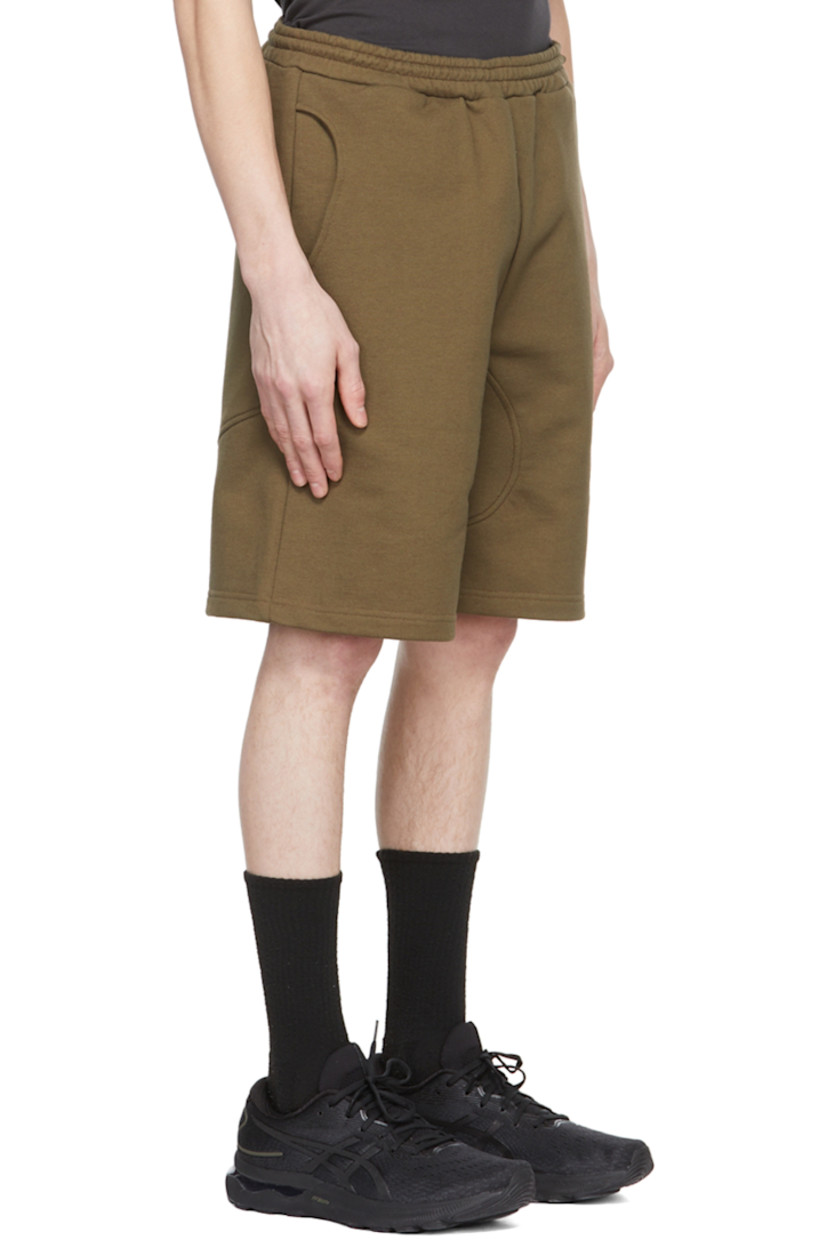 French terry shorts.

· Concealed bungee-style drawstring at elasticized waistband
· Logo graphic embroidered at outseam
· Two-pocket styling

Supplier color: Mud