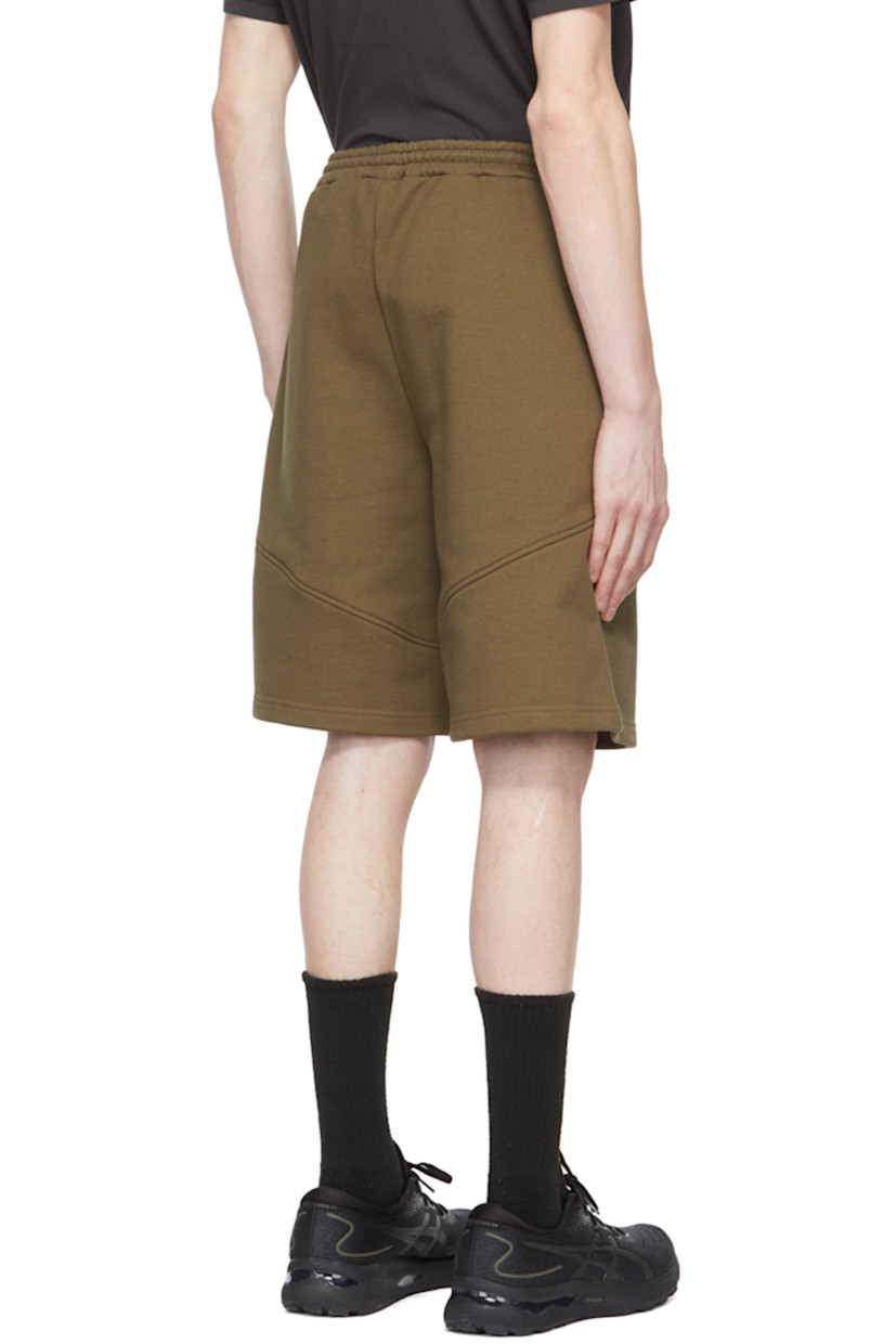 French terry shorts.

· Concealed bungee-style drawstring at elasticized waistband
· Logo graphic embroidered at outseam
· Two-pocket styling

Supplier color: Mud