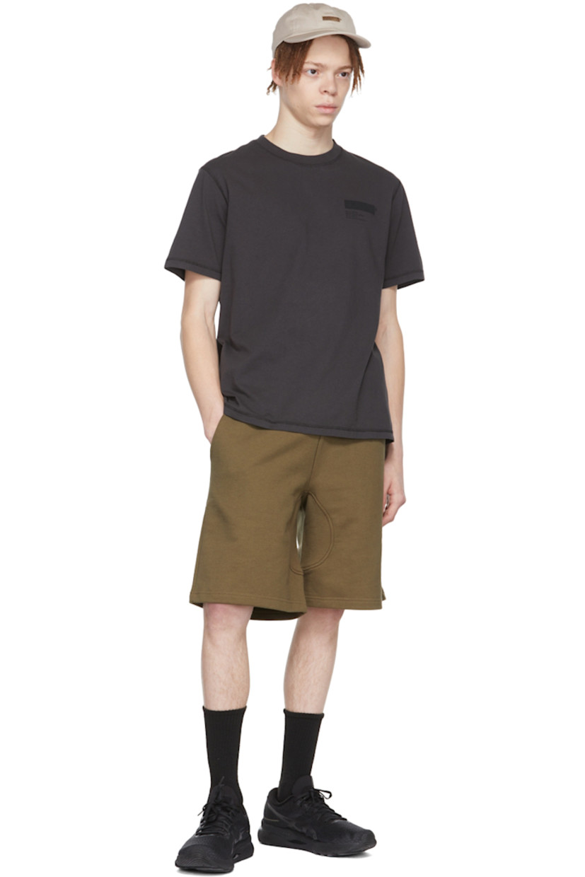 French terry shorts.

· Concealed bungee-style drawstring at elasticized waistband
· Logo graphic embroidered at outseam
· Two-pocket styling

Supplier color: Mud