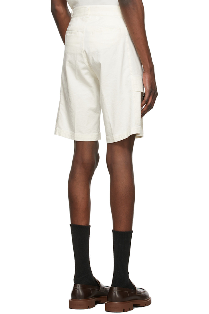 Plain-woven cotton shorts. 

· Belt loops
· Zip-fly 
· Two patch pockets 
· Four-pocket styling 

Supplier color: Ivory
