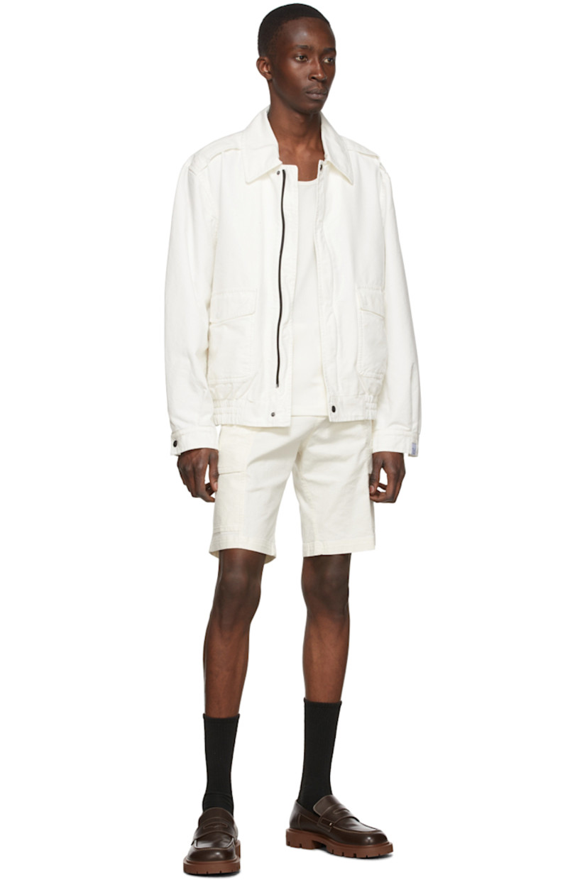Plain-woven cotton shorts. 

· Belt loops
· Zip-fly 
· Two patch pockets 
· Four-pocket styling 

Supplier color: Ivory