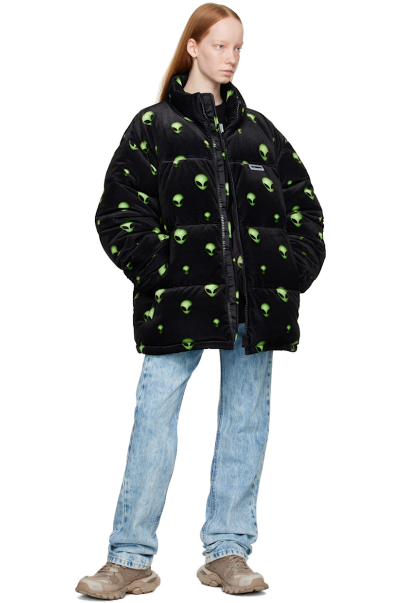 Non-stretch denim jeans. Fading throughout. 

· Belt loops 
· Five-pocket styling 
· Button-fly 
· Textile logo patch at front pocket
· Leather logo patch at back waistband 
· Contrast stitching in yellow 

Supplier color: Boiled blue