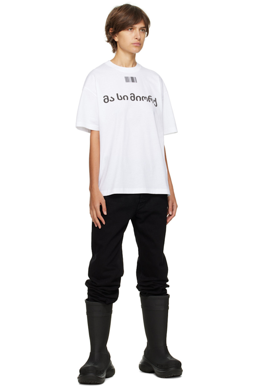 Cotton jersey T-shirt. 

· Rib knit crewneck 
· Graphic printed at front and back 

Supplier color: White