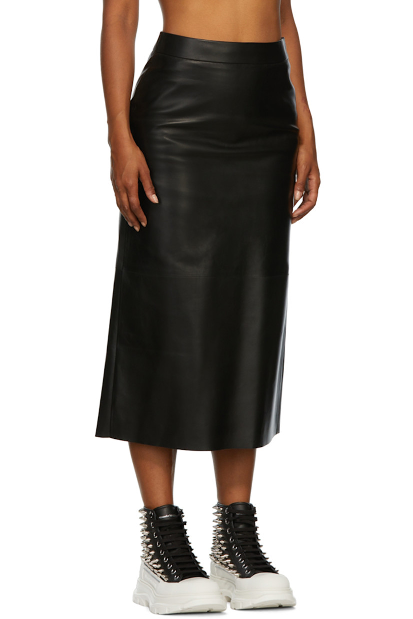 Buffed leather skirt. 

· Paneled construction
· Zip closure at side-seam
· Raw edge at hem 
· Darts at back 
· Full satin lining

Supplier color: Black