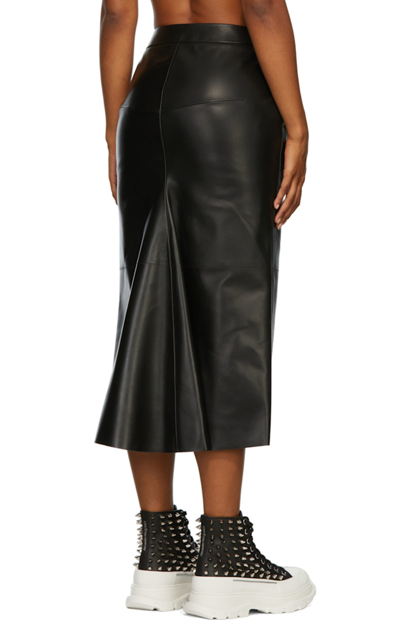 Buffed leather skirt. 

· Paneled construction
· Zip closure at side-seam
· Raw edge at hem 
· Darts at back 
· Full satin lining

Supplier color: Black