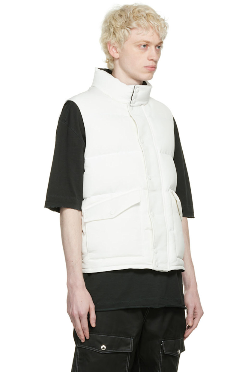 Insulated quilted polyester taffeta vest. Logo printed at back.

· Stand collar
· Concealed zip closure with press-stud placket
· Flap pockets with press-stud fastening
· Fully lined

Supplier color: White/Black