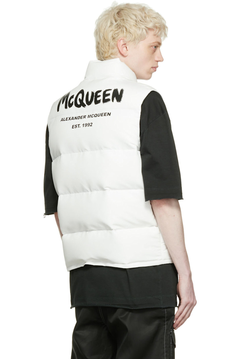 Insulated quilted polyester taffeta vest. Logo printed at back.

· Stand collar
· Concealed zip closure with press-stud placket
· Flap pockets with press-stud fastening
· Fully lined

Supplier color: White/Black
