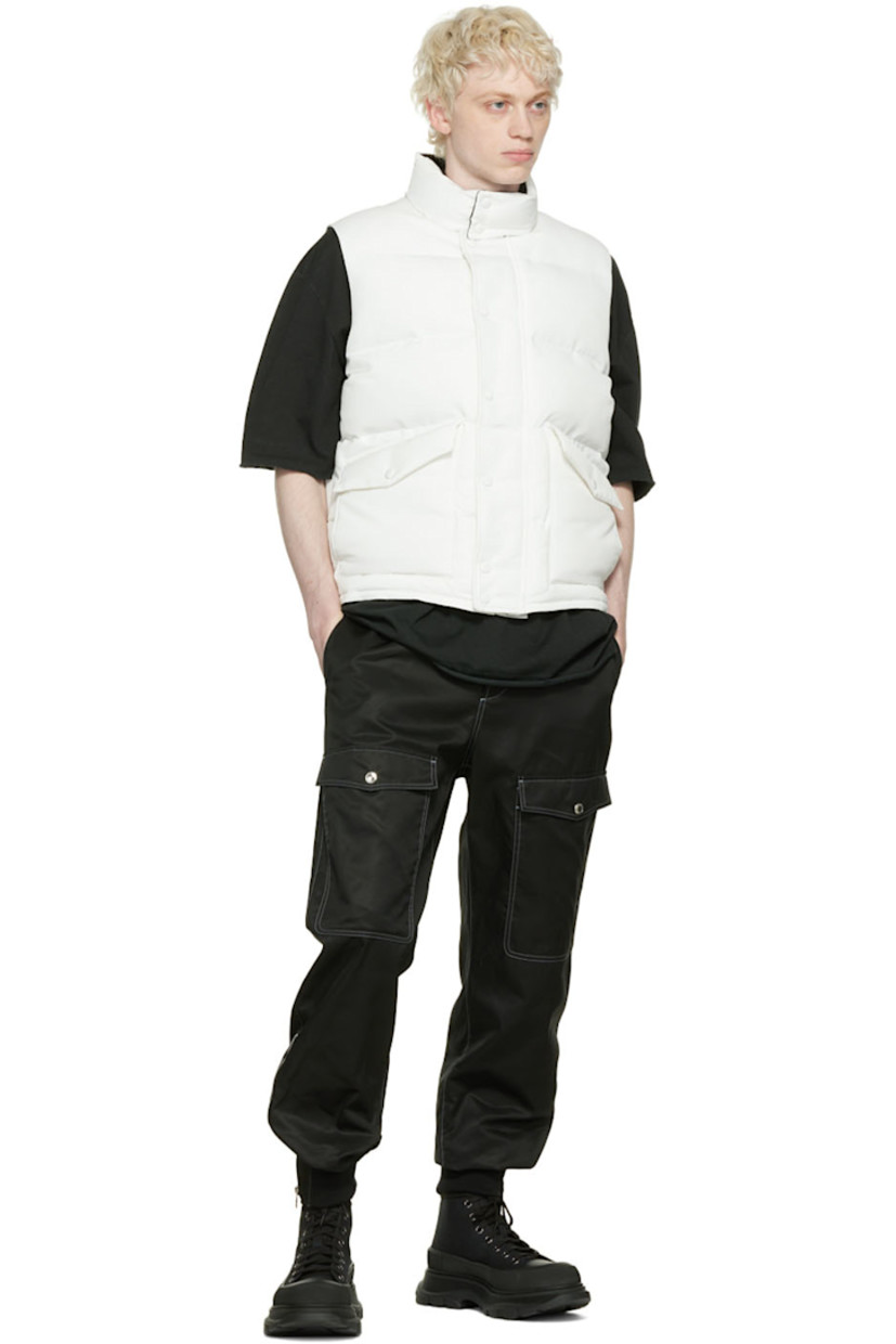 Insulated quilted polyester taffeta vest. Logo printed at back.

· Stand collar
· Concealed zip closure with press-stud placket
· Flap pockets with press-stud fastening
· Fully lined

Supplier color: White/Black