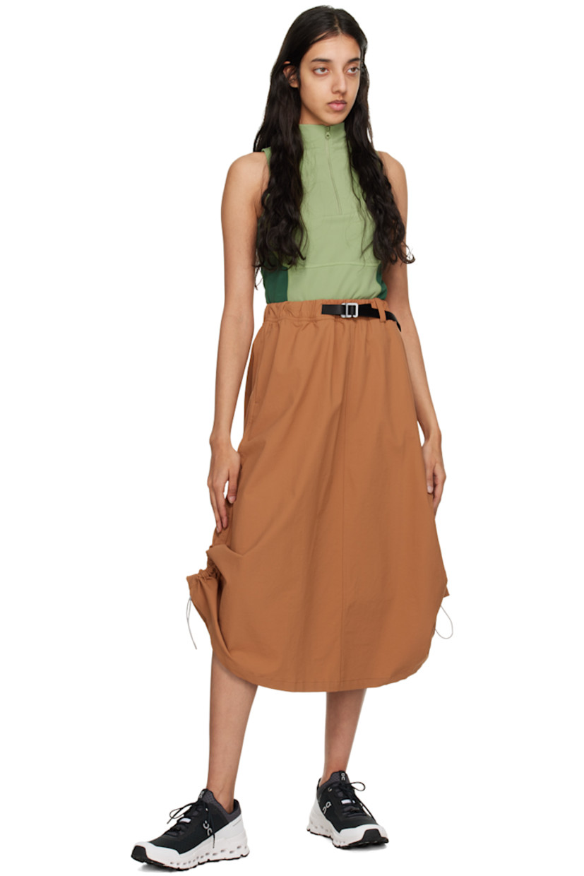 Stretch recycled nylon sport skirt. Moisture-wicking and water-repellent. 

· Integrated press-release belt at elasticized waistband 
· Two-pocket styling 
· Logo printed at front 
· Bungee-style drawstrings at side-seams 
· Locker loop at back waistband 

Supplier color: Brown sugar