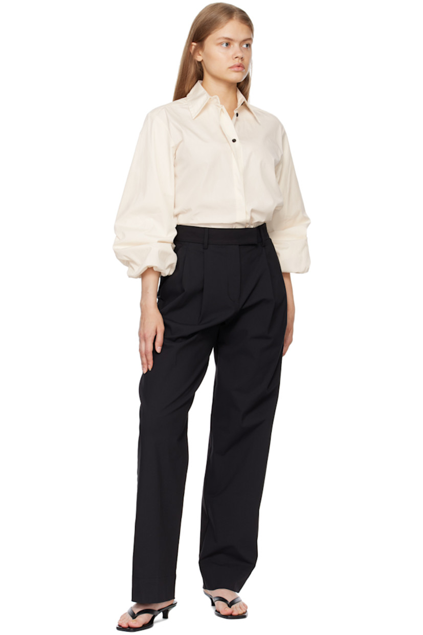 Organic cotton-blend poplin shirt. 

· Spread collar 
· Concealed button closure 
· Elasticized cuffs
· Box pleat at back 

Supplier color: Crema