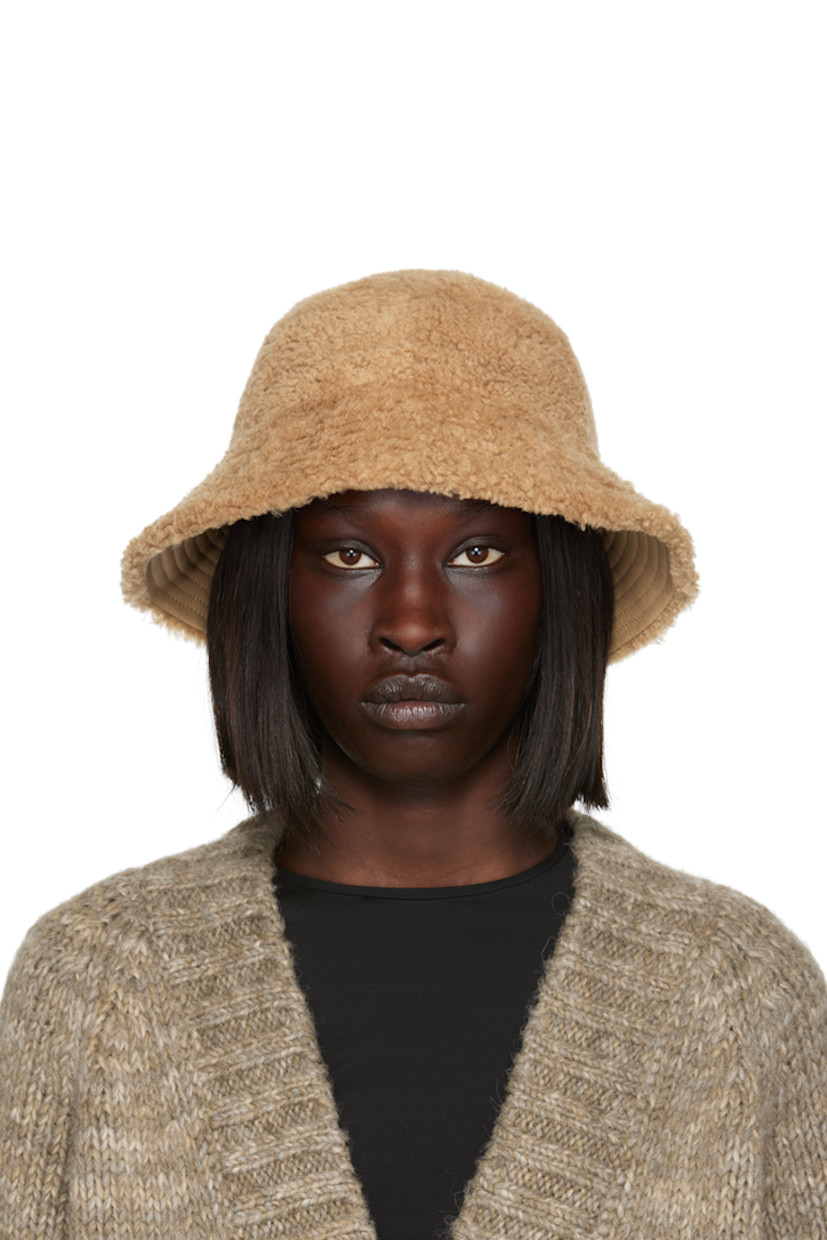 Reversible shearling bucket hat in beige.

Reverse in beige buffed lambskin.

Supplier color: Madeleine