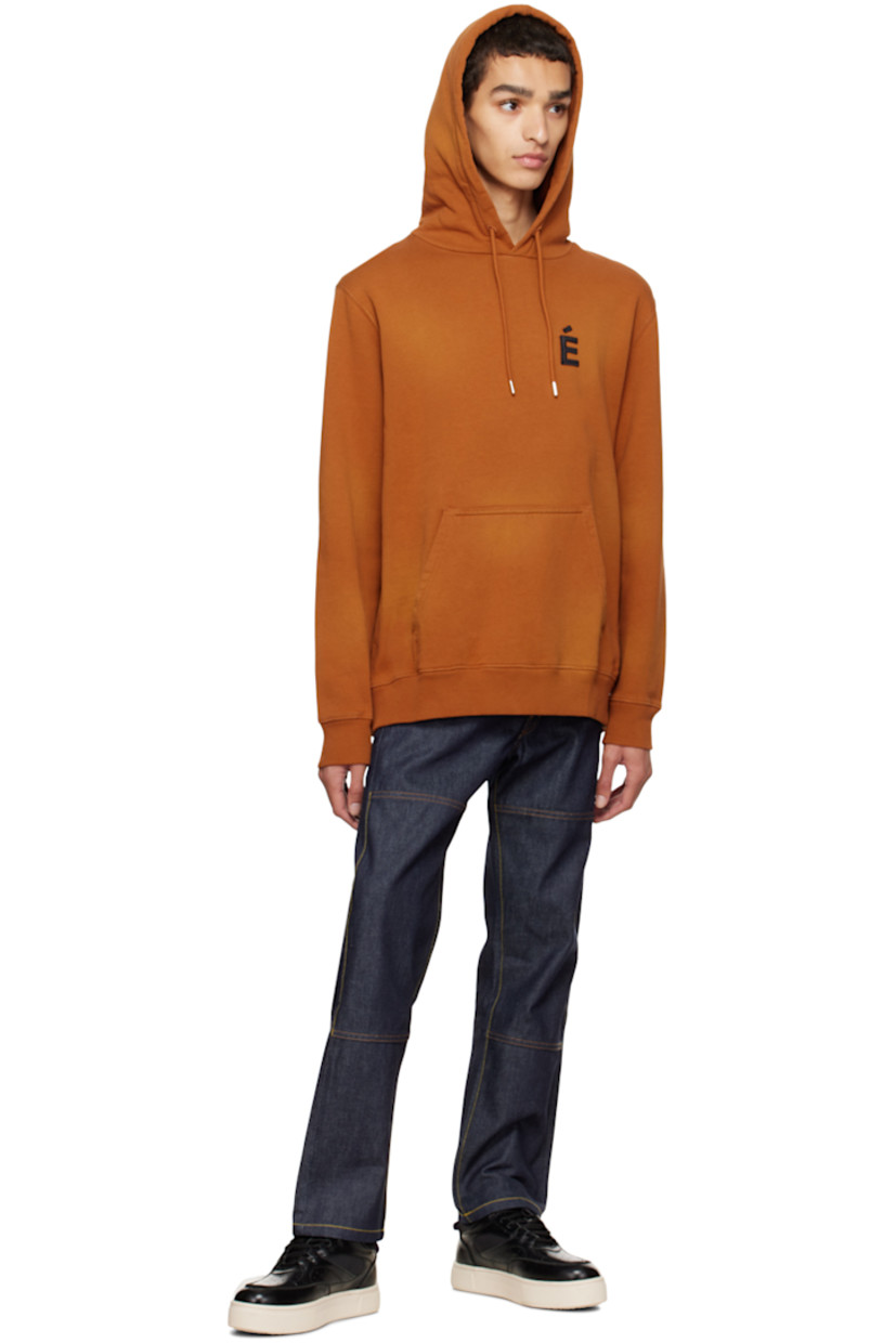 Organic cotton fleece hoodie. Fading throughout.

· Drawstring at hood
· Embroidered logo patch at chest
· Kangaroo pocket
· Rib knit hem and cuffs

Supplier color: Spray brown